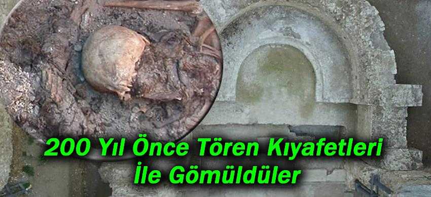 200 Yıl Önce Tören Kıyafetleri İle Gömüldüler